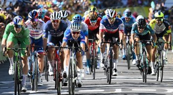 Los ciclistas del Tour de Francia librarán una dura batalla contra el fantasma de la COVID-19.