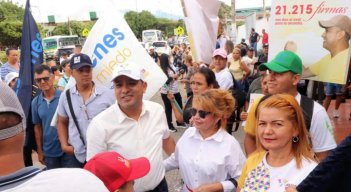 La semana pasada, el precandidato a la Alcaldía de Los Patios Javier Urbina entregó un poco más de 21.000 firmas para avalar su nueva aspiración al primer cargo del municipio metropolitano. / Foto cortesía Carlos Ríos para La Opinión