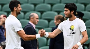 Novak Djokovic (izquierda) y el joven español Carlos Alcaraz en su primer duelo en Wimbledon.