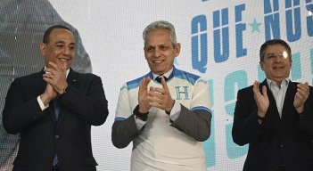 Reinaldo Rueda (centro) fue presentado como el nuevo entrenador de Honduras.