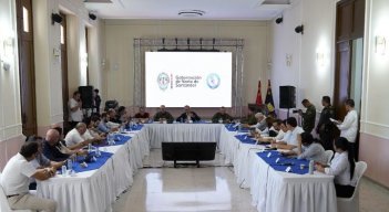 El ministro de Defensa, Iván Velásquez, se reunió ayer con los gremios y sectores productivos de la región, para escuchar sus preocupaciones y propuestas frente a la situación de seguridad./ Foto cortesía para La Opinión