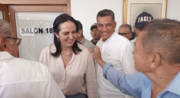 La senadora María Fernanda Cabal se saluda aquí con el edil de la comuna 1, Juan Carrollo/Foto Orlando Carvajal/La Opinión