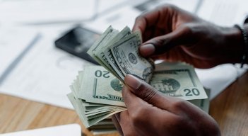La economía dolarizada de Venezuela dinamiza el mercado cambiario, pero con la baja de la divisa, cayó también la llegada de venezolanos./ Foto Archivo