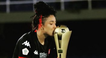 La futbolista nortesantandereana Paola Andrea García Cáceres, festejó su primer titulo  de la Liga femenina con Santa Fe.