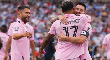 Jordi Alba, Josef Martínez y Lionel Messi. 