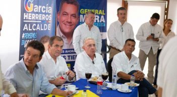 El expresidente Álvaro Uribe Vélez estuvo acompañando a los candidatos del Centro Democrático a la Gobernación, el general (r) Jorge Eduardo Mora, y a la Alcaldía de Cúcuta, Juan Carlos García-Herreros./ Foto: Juan Pablo Cohen-La Opinión