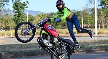 Veisy Natalia actualmente tiene 2 motocicletas, una AX100 que fue con la que empezó en el stunt y una DT125 producto de las ganancias en sus shows. 
