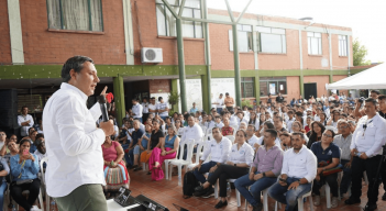 Mauricio Lizcano, ministro de las TIC, hace entrega de los equipos tecnólogicos