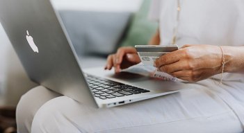 En lo que respecta a la distribución de las ventas, la categoría de servicios financieros lidera el camino con un sólido 17,8%.