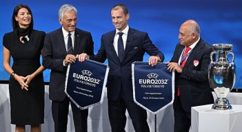  Aleksander Ceferin (centro) presidente de la UEFA, acompañados de sus homólogos de Italia Gabriele Gravina y Mehmet Buyukeksi de Turquía.