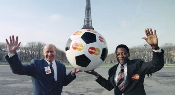 Bobby Charlton, exdelantero de la selección inglesa, junto  Edson Arantes Do Nascimento 'Pelé'  foto tomada en París en 1995.
