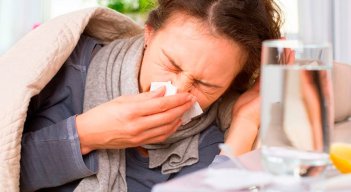 A veces el aumento en la producción de moco se acumula en la vía aérea o inclusive en los pulmones.