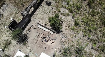 Los expertos intentan recuperar las pistas que sobrevivieron al paso del tiempo y los planes de los homicidas para alterar las pruebas y quedar impunes.