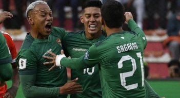 La selección Boliviana de fútbol venció a Perú 2-0 en La Paz.