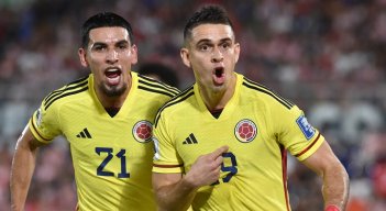 Rafael Santos Borré (19) autor del gol de la victoria frente a Paraguay, en Asunción.