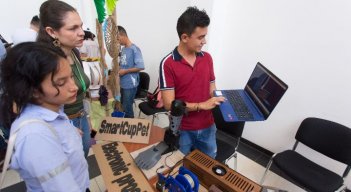 Emprendedores de diferentes edades y profesiones compartieron sus proyectos./Foto Juan Pablo Cohen/La Opinión