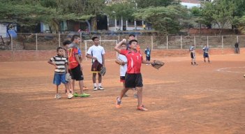 Niños y jóvenes practican béisbol en Cúcuta