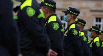 policías