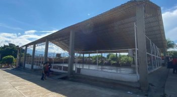La comunidad está preocupada por el deterioro en su polideportivo