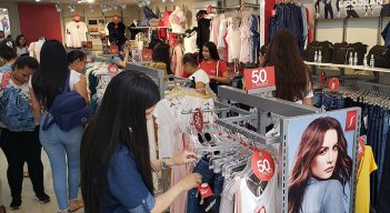 Algunos consumidores aprovecharon las ofertas del fin de semana, principalmente en ropa./Foto Archivo La Opinión