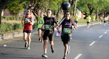 Freddy Jaimes (649), con la ayuda de su guía, hizo un buen tiempo en la media maratón de Cúcuta.