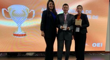 El reconocimiento fue recibido por el director regional del SENA, Carlos Arturo Contreras Monroy, gracias a que la APE logró la empleabilidad efectiva de estas poblaciones.  / Fotos: Cortesía / La Opinión 