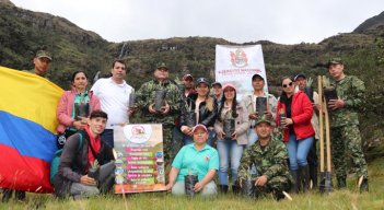 Soldados y comunidad trabajan para cuidar y preservar el medio ambiente