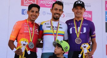 Daniel Felipe Martínez del equipo Bora-Hans-Grohe (al centro) por cuarta ocasión  obtiene la medalla de oro en la CIR de los Nacionales de ciclismo.