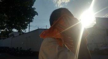 Para protegerse de los rayos ultavioleta, lo mejor es utilizar protector solar.