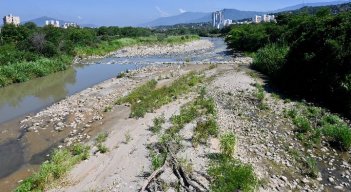 Con muy poca agua y bastante maleza, se ve al río Pamplonita. /Foto: Jorge Gutiérrez/La Opinión
