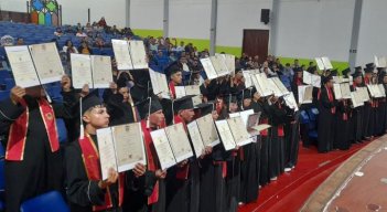 Los títulos de bachiller los entrega el Centro Educativo Integral Latinoamericano (Ceil) ubicado en Bogotá.  / Fotos: Cortesía / La Opinión