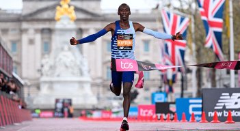 Kelvin Kiptum, atleta que marcó récord en maratón. 