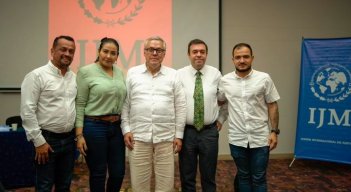 El Ministro de Justicia, Néstor Osuna (centro) con autoridades departamentales/Foto La Opinión