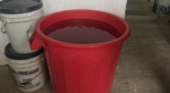 Los vecinos almacenan el agua en potes grandes para administrarla durante varios días. /Foto: Nicolás Mojica. 
