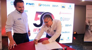 Arnulfo Sánchez y Javier Cuellar firmaron un convenio que convierte al FNG en garante de los créditos de Ifinorte./ Foto Cortesía