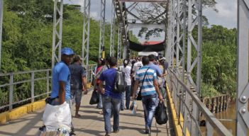 Persiste restricción al tránsito vehicular en Puente Unión. 