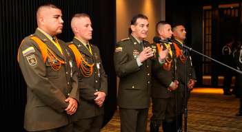 Así fueron condecorados los uniformados del Grupo de Carabineros de la Denor.