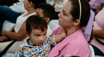 Samuel, de casi tres años, nació con una severa malformación de labio paladar hendido y tras dos cirugías ha mejorado sustancialmente. 