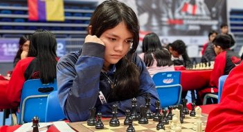 La ajedrecista cucuteña Ghisell Gabriela Morales Pérez luce el trofeo de campeona.