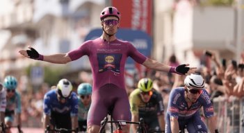 El italiano Jonathan Milan (Trek)  volvió a sorprender en la meta.
