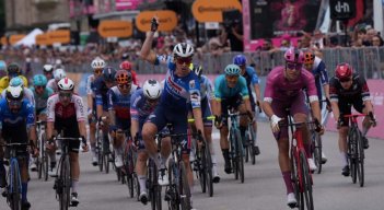 El belga Tim Merlier (izquierdo), se obtuvo su segunda victoria en el Giro al superar a Jonathan Milan en embalaje.