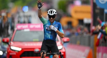 Andrea Vendrame (AGR2) le dio el tercer triunfo parcial a Italia en el Giro.