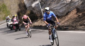 El ciclista boyacense  Nairo Quintana se fracturó la mano derecha. 