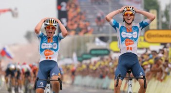 El francés Romain Bardet (derecha) se alzó con la primera etapa.