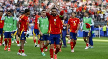 El defensa de la selección española Dani Carvajal celebra la victoria sobre  Croacia.