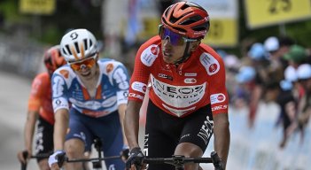 Egan Bernal se mantiene fuerte en el Tour de Suiza.