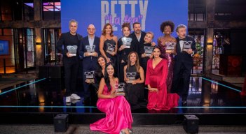 El grupo de actores recibieron una estatuilla en forma de gafas, uno de los accesorios que más identifican al personaje de Betty