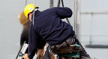Usar los equipos de protección personal como cascos, guantes, gafas de seguridad, mascarillas, entre otros, podría reducir los riesgos de accidentes, enfermedades  y muertes laborales.   /Foto cortesía para La Opinión 