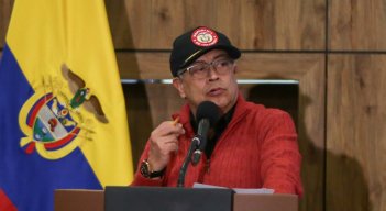El mandatario señaló que este Gobierno "no hace lo que sí hicieron otros en el pasado" tras las denuncia de magistrados de la Corte Constitucional y congresistas que aseguran que se están realizando chuzadas.
