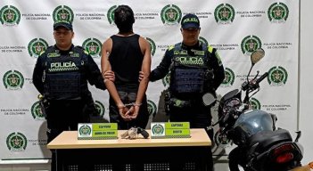Hijo de Iván René Valenciano, con revólver en mano, habría hecho robo en Medellín